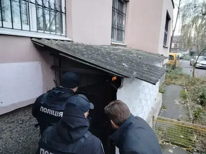 Демонтаж металевої решітки на вході до тимчасового укриття за адресою М. Литвиненко-Вольгемут, 27 у Вінниці.