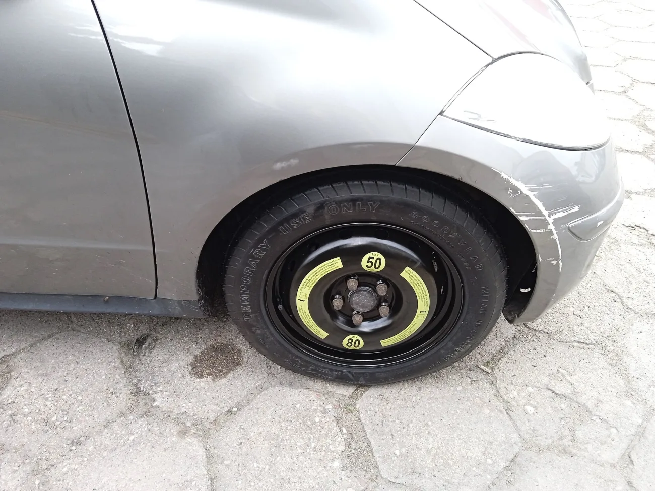 Встановлене колесо на автомобілі
