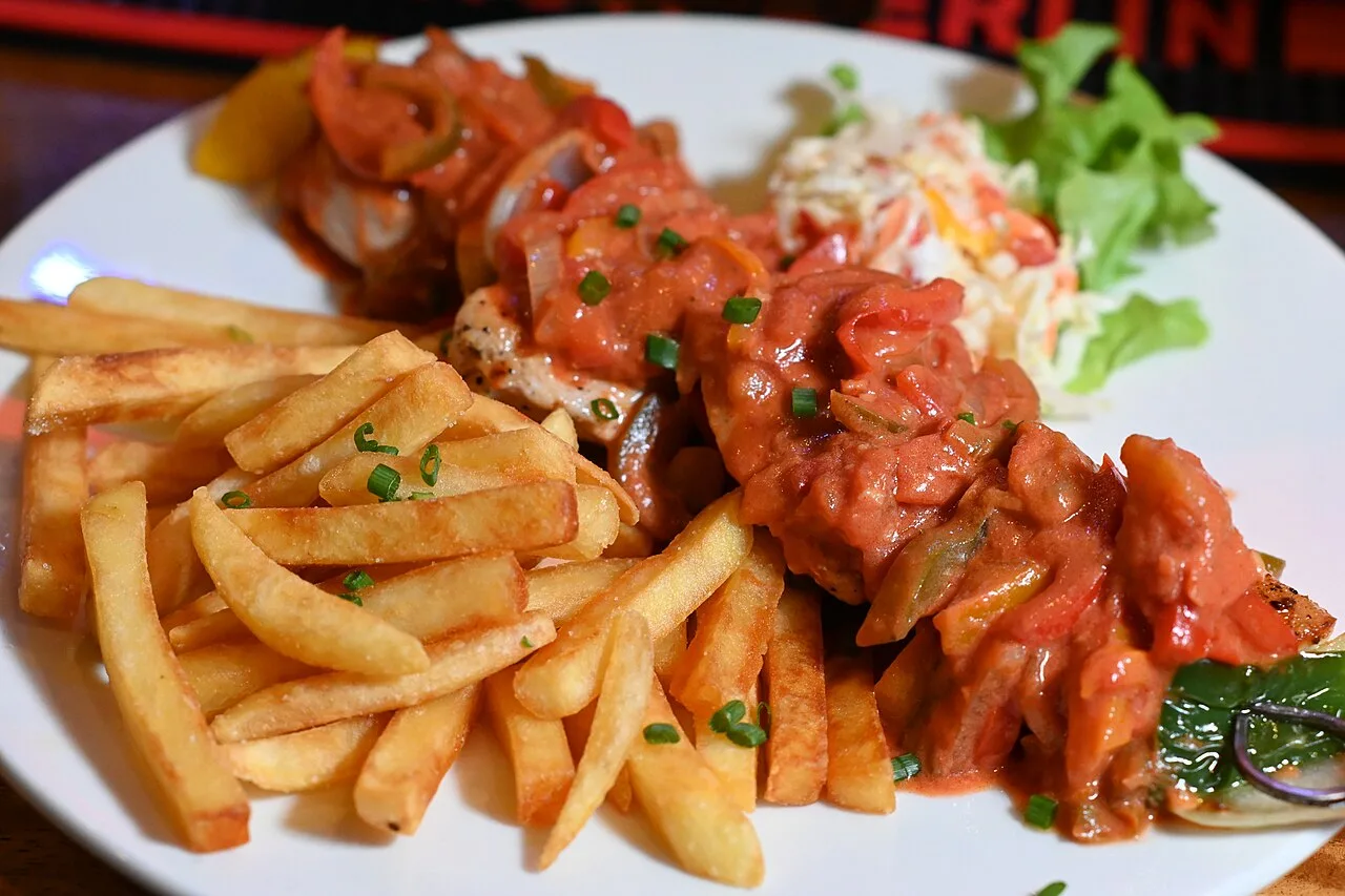 Грильоване мʼясо на шпажках з овочами й картоплею, ілюстративне фото